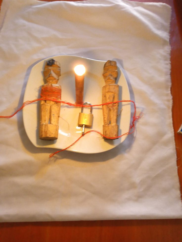 Deux Figurines Reliees — Retour Immediat