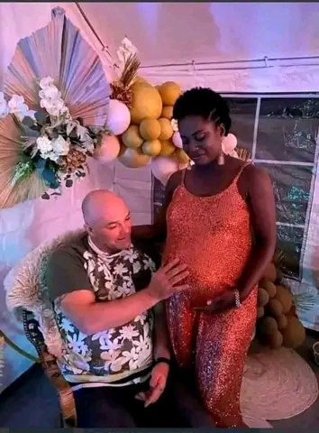 Bonheur Retrouve — Couple et Bebe a Venir